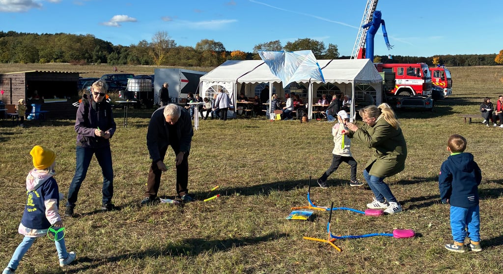 Viele Eltern und Großeltern haben Wurfringe, Stelzen und andere Spielgeräte mitgebracht – einfache Ideen, die für große Begeisterung bei den Kindern sorgen.