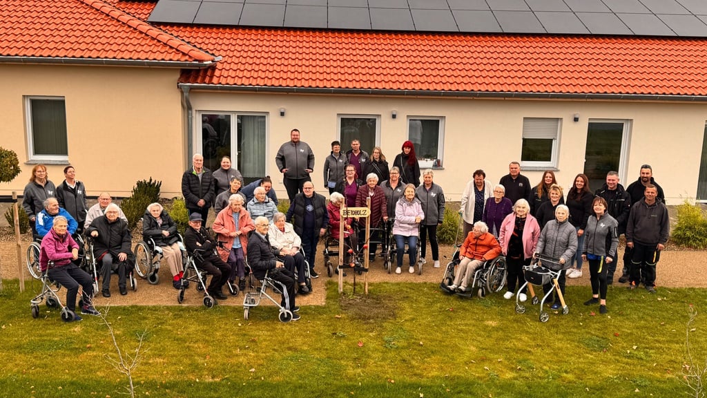 Die Bewohner der Einrichtung für Betreutes Wohnen freuen sich über ihren neuen Apfelbaum.
