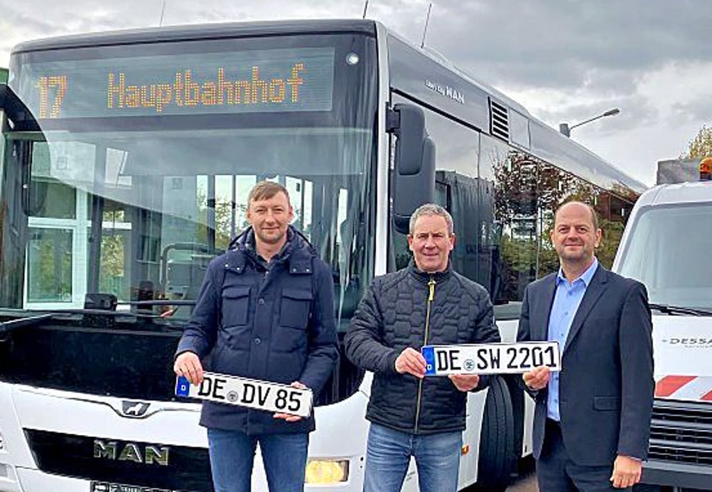 Marco Franke,  Matthias Packebusch und  Dino Höll (v.l.n.r.) vor dem neuen Niederflurbus mit  neuem Kennzeichen