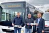 Marco Franke,  Matthias Packebusch und  Dino Höll (v.l.n.r.) vor dem neuen Niederflurbus mit  neuem Kennzeichen
