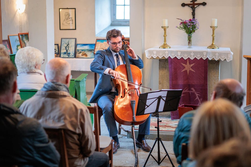 Niklas Franziskus Makowski spielt in der rasberger Kirche.