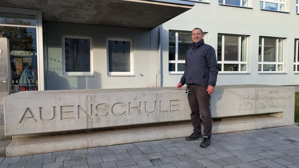 Torsten Schiedung vor seiner alten Schule in der Neubauer-Straße