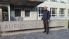 Torsten Schiedung vor seiner alten Schule in der Neubauer-Straße