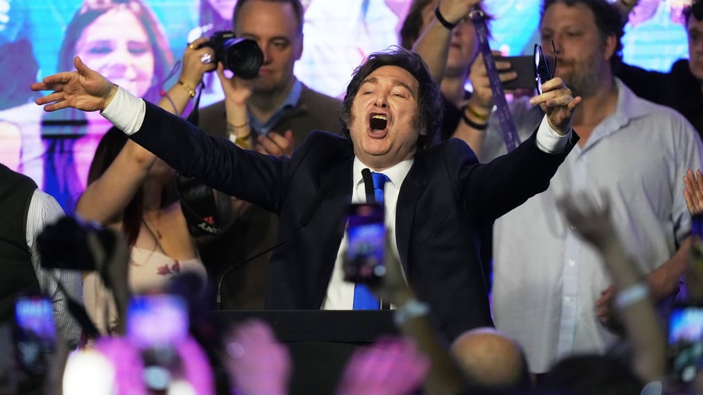 Der Jubel nach dem Sieg: Für Argentiniens Präsident Javier Milei verlief die Kongresswahl erfolgreich.