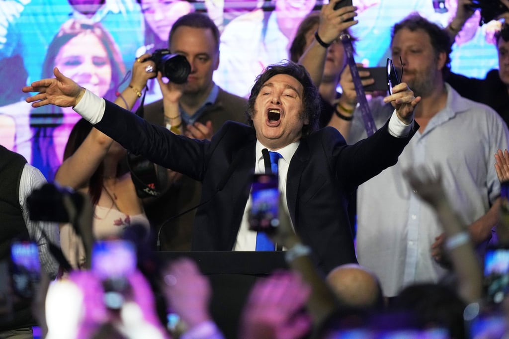 Der Jubel nach dem Sieg: Für Argentiniens Präsident Javier Milei verlief die Kongresswahl erfolgreich.