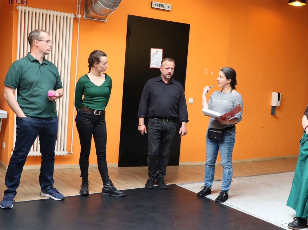 Michaela Wolf (r.) bespricht sich mit Sven Groneberg (l.), Ronja Groneberg (2.v.l.) und Oliver Wolf (2.v.r.) vor dem Startschuss.