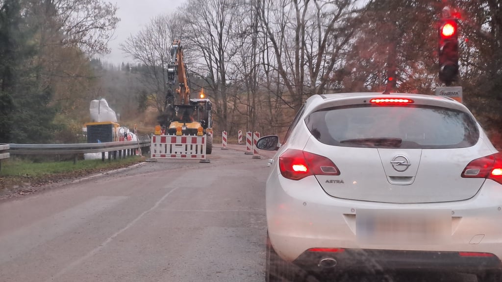 Zwischen Königshütte und Tanne auf der L98 wird aktuell ein Teil einer Stützwand erneuert.