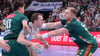 Der SC Magdeburg und die TSV Hannover-Burgdorf lieferten sich ein intensives Duell. Hier bekommt es Felix Claar mit Renars Uscins (l.) und Justus Fischer zu tun.