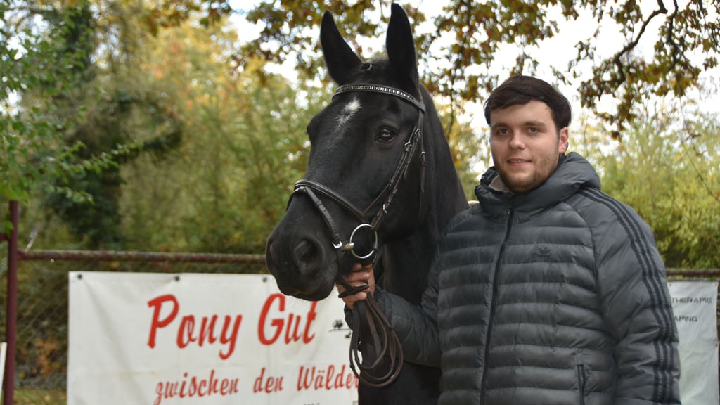 Tjark Wolterstorf mit seinem Pferd Pleasure: Der 23-jährige Haldensleber absolviert eine Ausbildung zum Zuchtrichter.