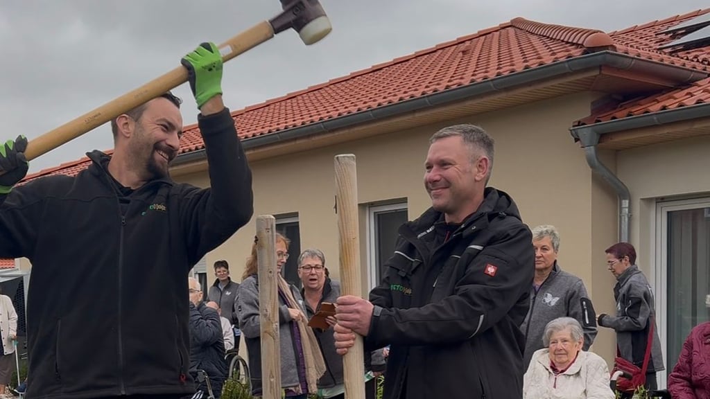 Mitarbeiter der Firma Betoholz aus Oebisfelde pflanzen beim Betreuten Wohnen einen Apfelbaum.