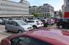 Der Parkplatz hinter Galeria-Karstadt ist gut frequentiert. Magdeburg schneidet in einem Parkplatz-Ranking erstaunlich gut ab.