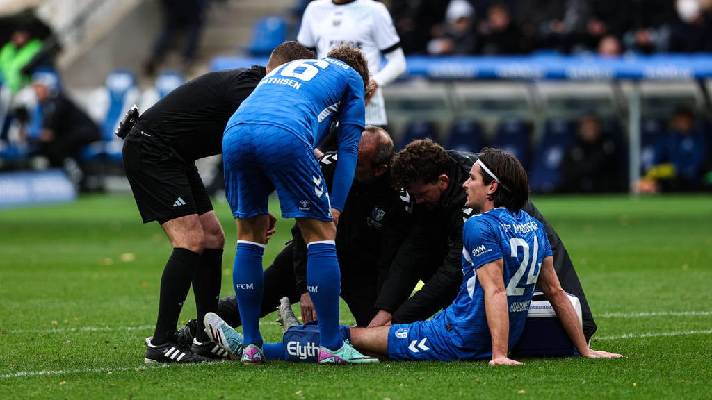 Bitterer Moment: FCM-Abwehrspieler Jean Hugonet musste noch vor der Pause verletzt vom Feld.