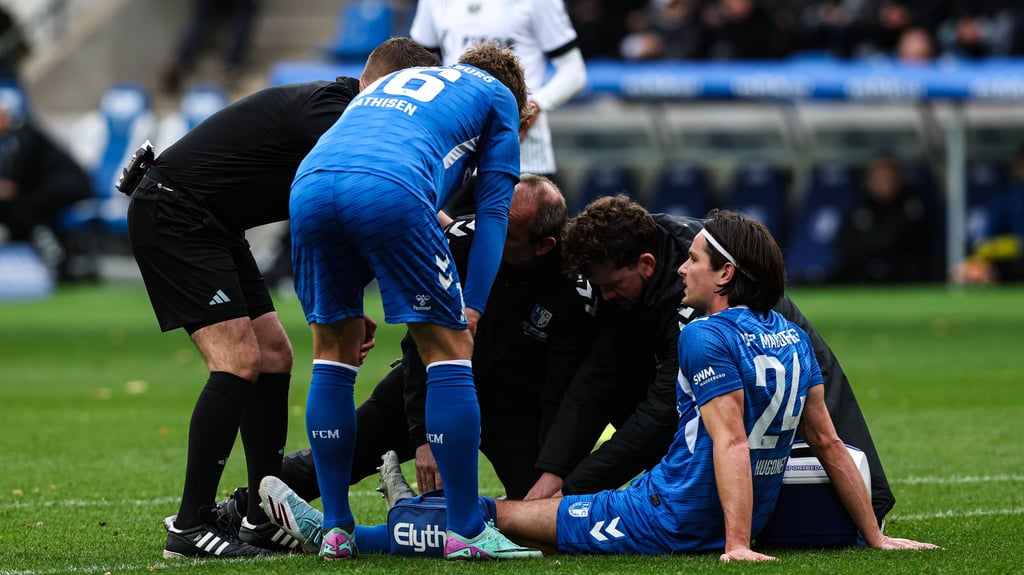 Bitterer Moment: FCM-Abwehrspieler Jean Hugonet musste noch vor der Pause verletzt vom Feld.