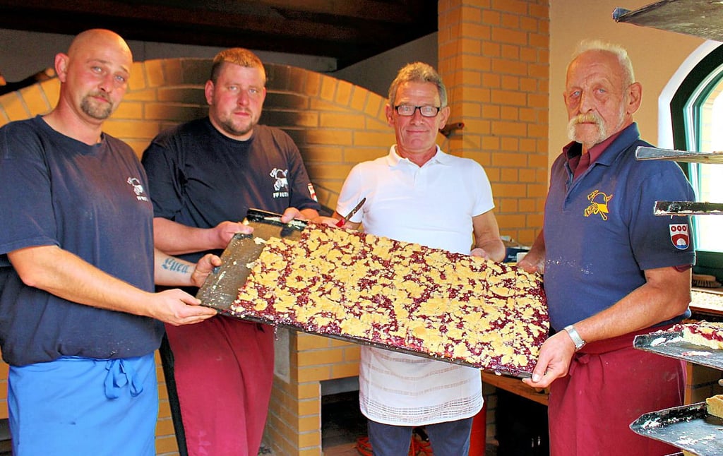Zum Reformationstag wird im Dorfbackofen in Nutha gebacken.