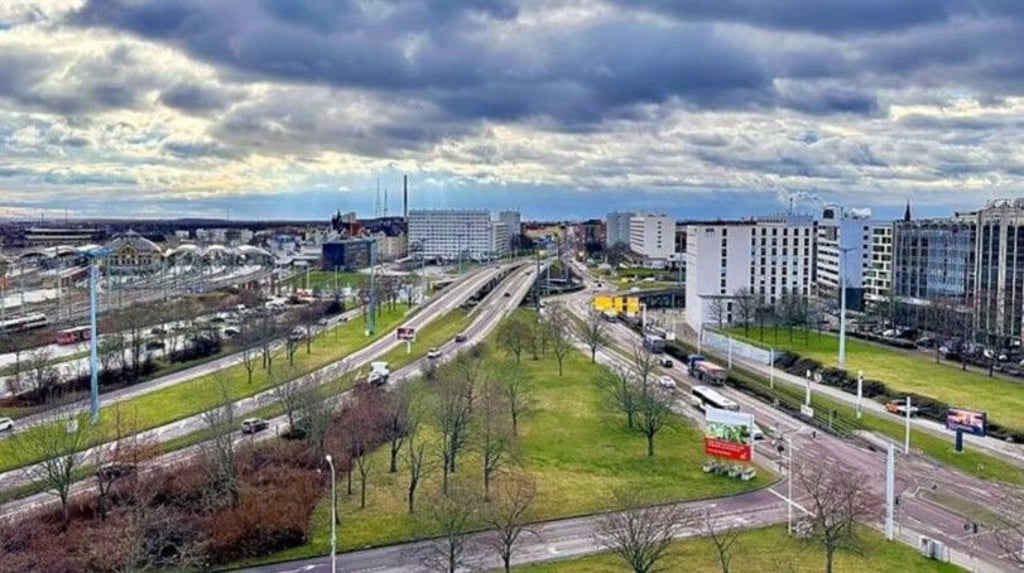 Blick auf den Riebeckplatz, der 2027 ein anderer sein soll: Die Hochstraßenbrücken werden abgerissen.&nbsp;