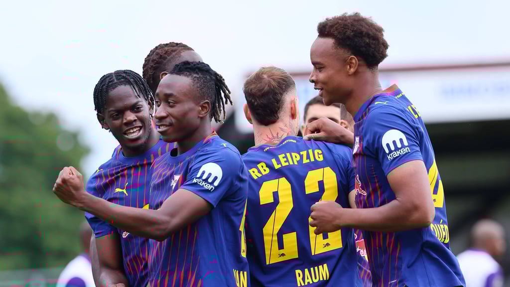 Castello Lukeba, Yan Diomande, David Raum und Assan Ouedraogo (v.l.n.r.) überzeugten für RB gegen Augsburg.