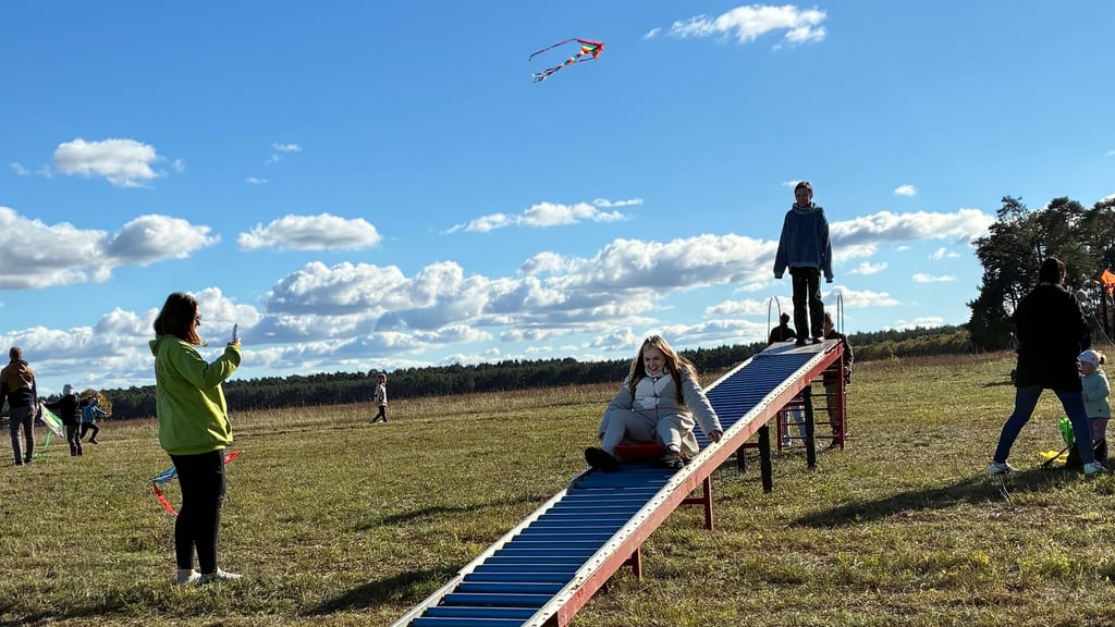 Auf der Rollenrutsche sausen Kinder und auch Erwachsene lachend den Hang hinab, während über ihnen bunte Drachen im Wind tanzen – das Drachenfest in Wieglitz bietet Spaß für die ganze Familie.