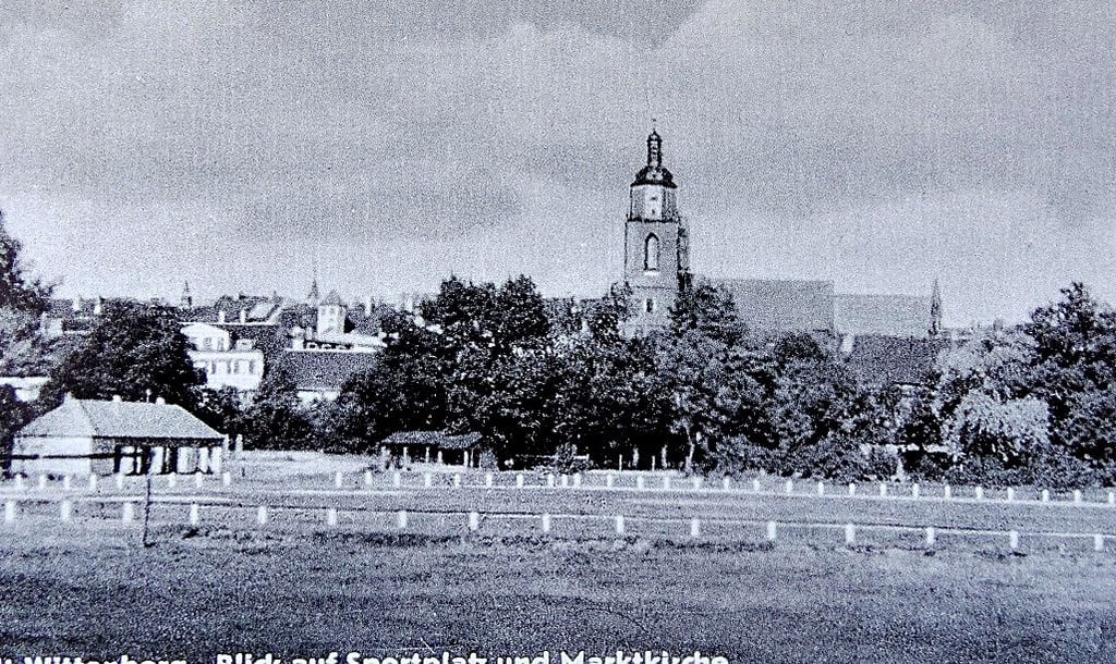 Eine alte Postkarte aus DDR-Zeit zeigt den Sportplatz auf dem Gelände des südlichen Stadtgrabens mit Blick auf die Altstadt. Vor hundert Jahren wurden die erhöhten Standplätze für Zuschauer geschaffen.
