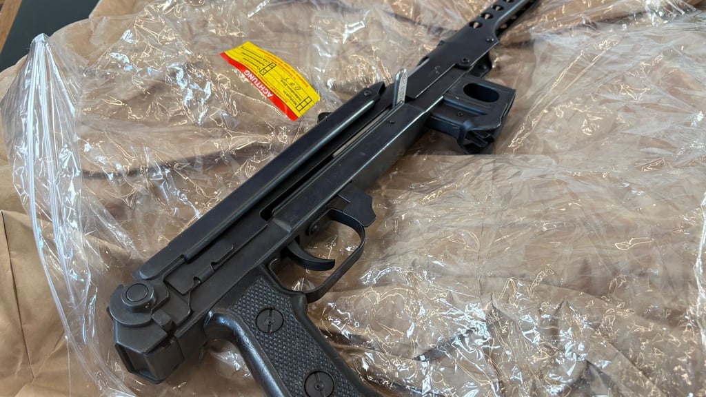 Die Polizei präsentierte sichergestellte Waffen.