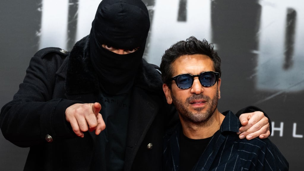 Der Rapper Haftbefehl (links) ist ein Fan großer Posen - hier bei der einer Vorführung zu seiner Dokumentation gemeinsam mit Elyas M'Barek. (Archivfoto)