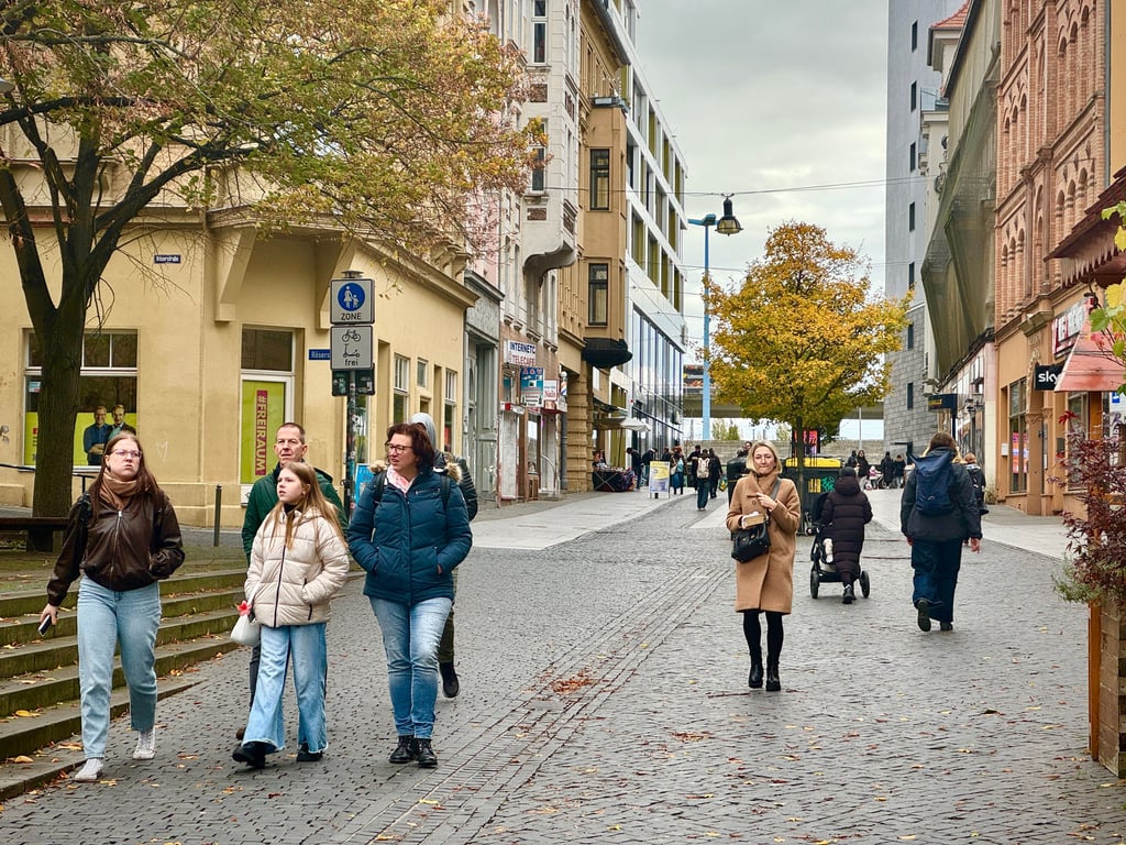 Blick in die Leipziger Straße: Laut Glücksatlas 2025 zählen sich 55 Prozent der Hallenser zu den Hochzufriedenen. Im Alltag zeigen sich jedoch auch Sorgen um Stadtentwicklung und Gesellschaft.