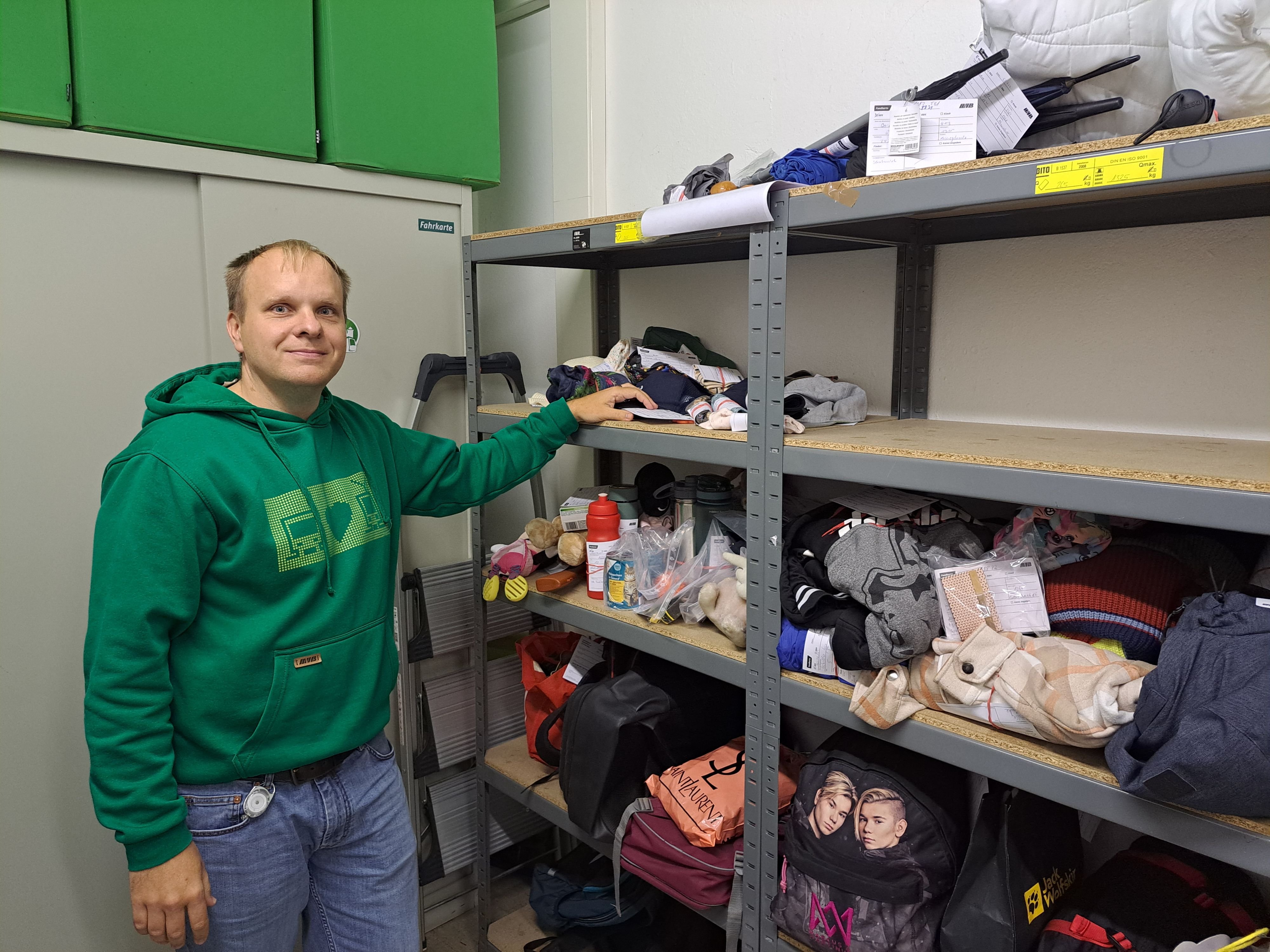 Fundbüro der Magdeburger Verkehrsbetriebe: Verloren und nicht abgeholt: Das bleibt in Magdeburgs Straßenbahnen liegen