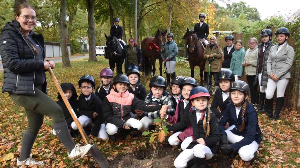 Mit viel Spaß und Einsatz pflanzen die Nachwuchsreiter vom Verein „Neun Eichen“ zwei junge Eichen auf dem „Ponygut zwischen den Wäldern“ in Haldensleben.