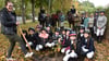 Mit viel Spaß und Einsatz pflanzen die Nachwuchsreiter vom Verein „Neun Eichen“ zwei junge Eichen auf dem „Ponygut zwischen den Wäldern“ in Haldensleben.