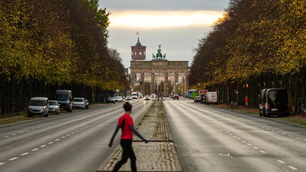 Zu Wochenmitte wird das Herbstwetter milder. (Symbolbild)