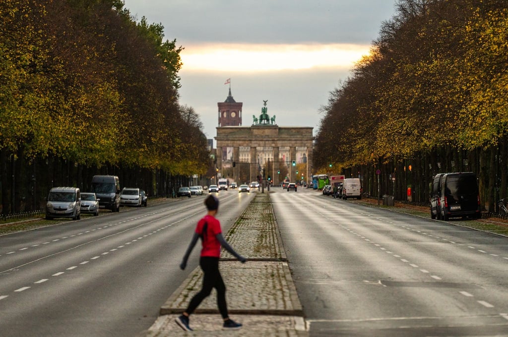 Zu Wochenmitte wird das Herbstwetter milder. (Symbolbild)