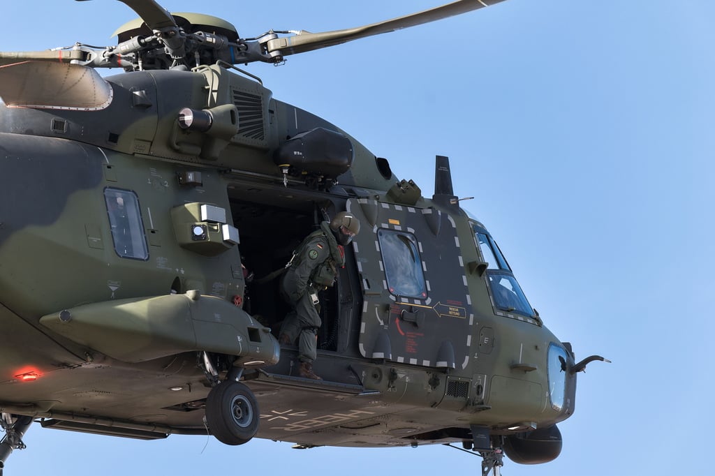 Hubschrauber der Bundeswehr trainieren am Himmel über dem Jerichower Land.