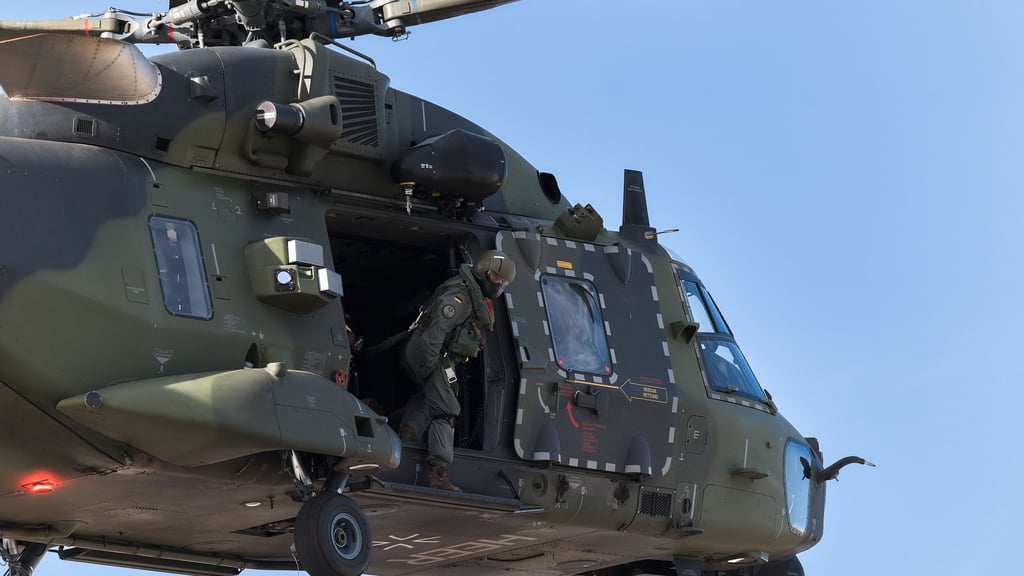 Hubschrauber der Bundeswehr trainieren am Himmel über dem Jerichower Land.
