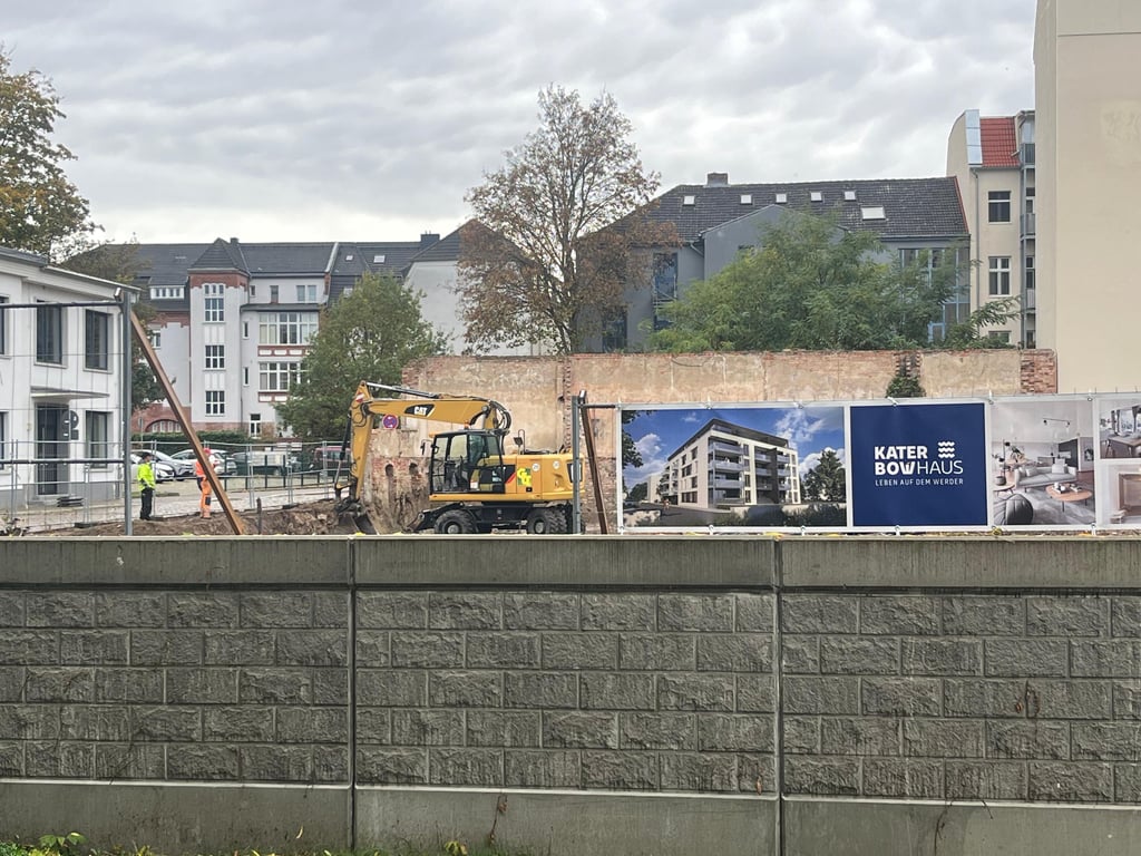 In der Badestraße in Magdeburg entstehen derzeit neue Eigentumswohnungen mit Blick auf die Elbe – darunter auch  Penthäuser im Projekt „Katerbowhaus“