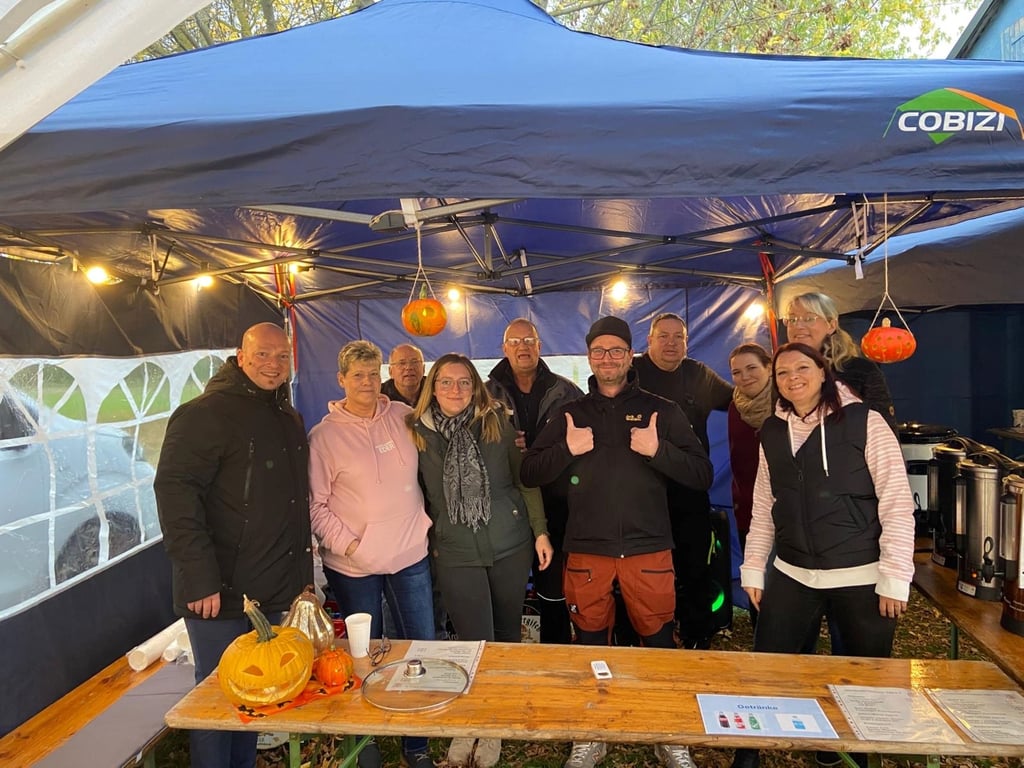 Am Elbehaus verköstigten die Helfer die Gäste mit zahlreichen Leckereien.