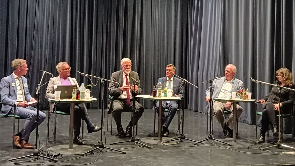 Jörgen Kohl, Philipp Feige, Rainer Robra, Thomas Balcerowski, Johannes Rieger und Ulrike Petzold (von links) während der Podiumsdiskussion beim Netzwerktreffen der Kulturfördervereine Sachsen-Anhalts in Halberstadts Kammerbühne.