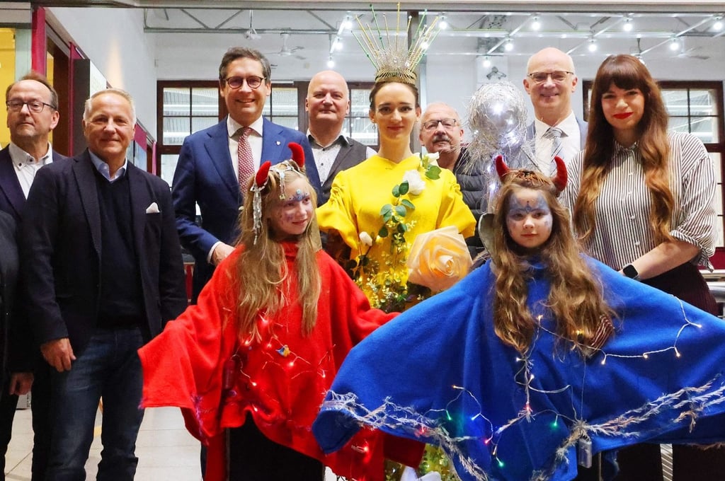 Lichterfee Linda I. (Mitte) mit den Saale-Teufelchen Saali und Saalu steht im Mittelpunkt des Lichterfests, zu dem ab Freitag in die hallesche Innenstadt eingeladen wird. Möglich wurde das zunächst abgesagte Spektakel dank des Einsatzes vieler Engagierter und Förderer.