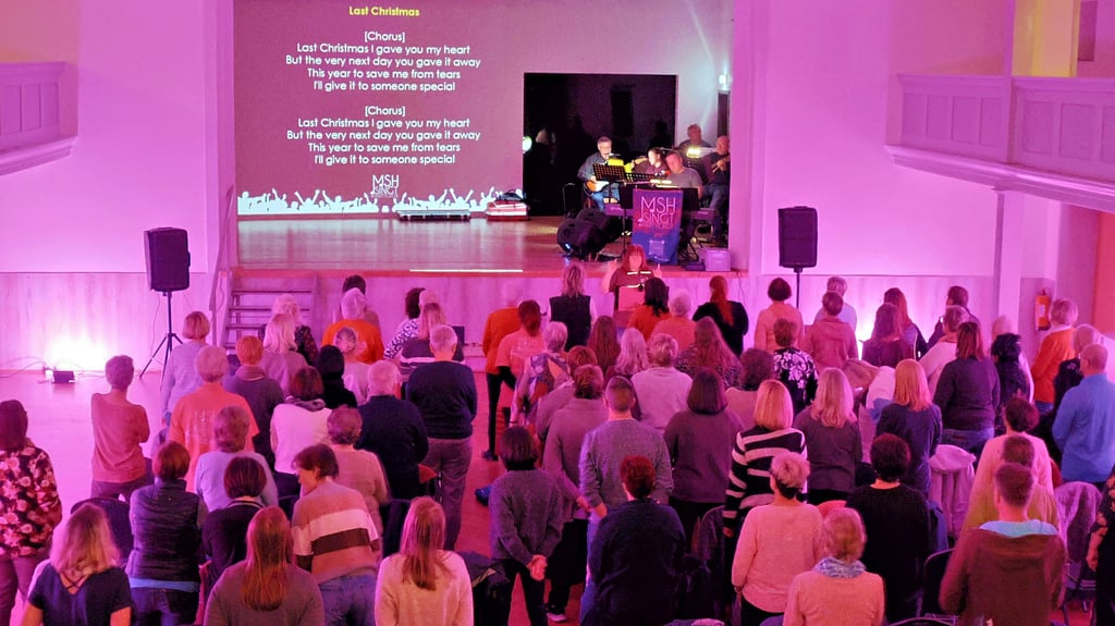 Der Partychor „MSH singt“ probte bereits im Saal der Gaststätte „Zur Sonne“ in Helbra für das große Adventssingen im Kloster Helfta.