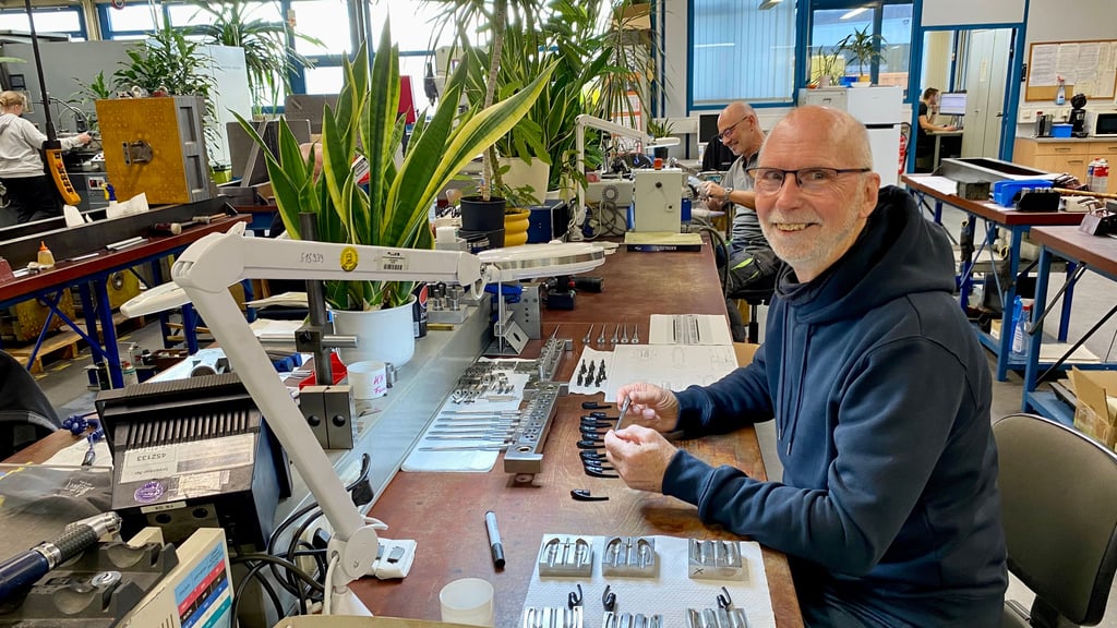 Mit 72 Jahren denkt Wolfgang Lutz noch lange nicht daran, seinen Job an den Nagel zu hängen. Er arbeitet noch immer bei der Schneider Schreibgeräte GmbH in Wernigerode.