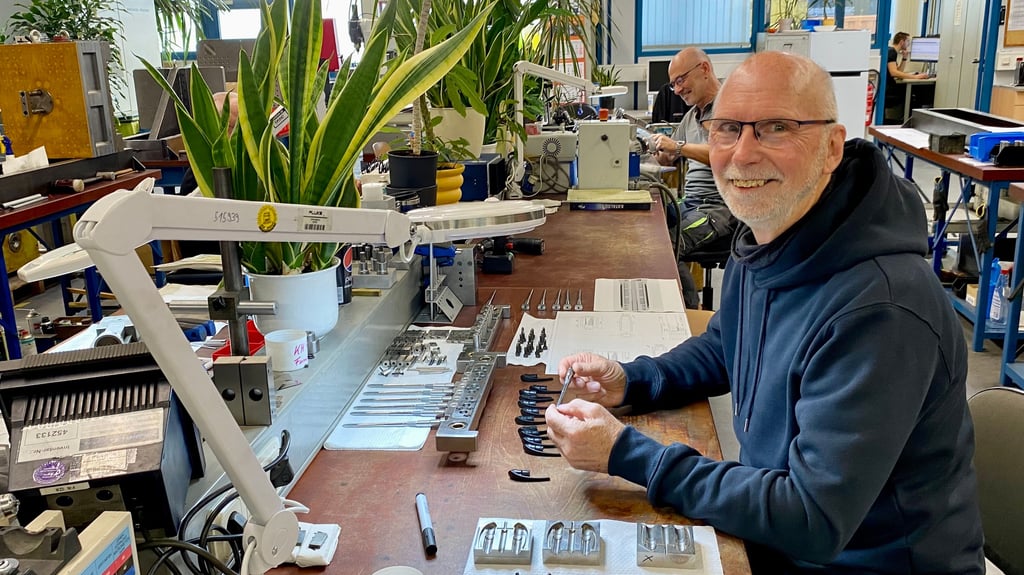 Mit 72 Jahren denkt Wolfgang Lutz noch lange nicht daran, seinen Job an den Nagel zu hängen. Er arbeitet noch immer bei der Schneider Schreibgeräte GmbH in Wernigerode.