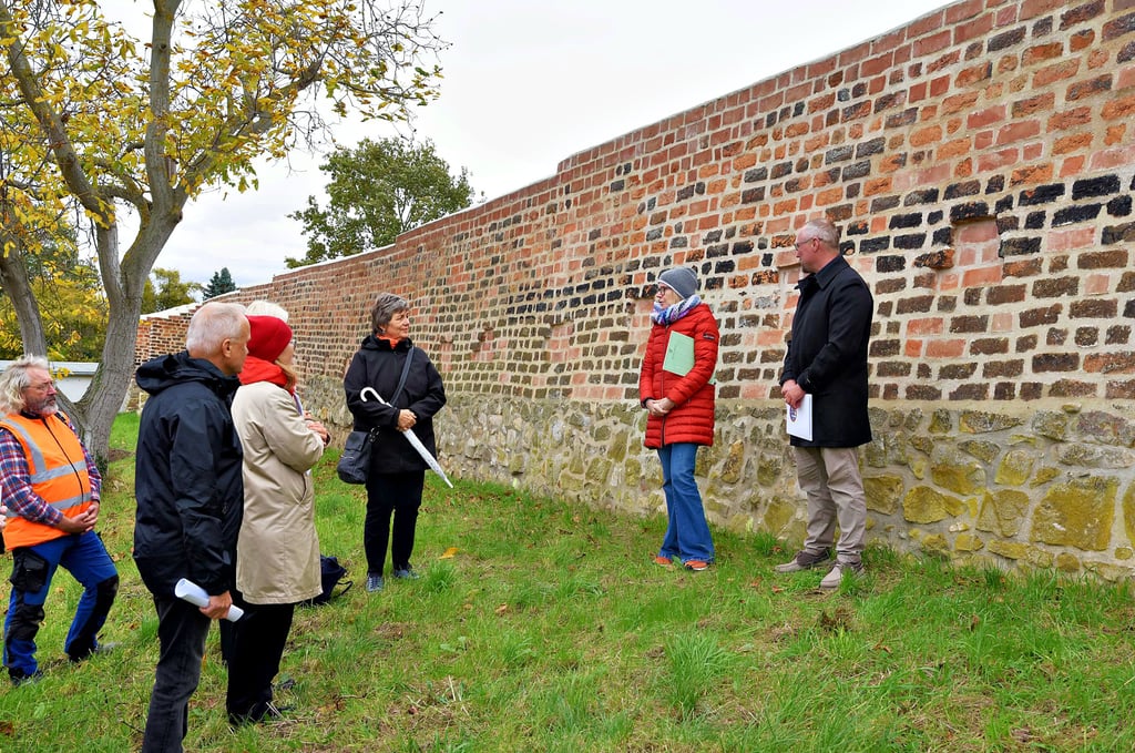 Akens Bürgermeister Jan-Hendrik Bahn und Dietlind Paddenberg, Gebietsreferentin für Bodendenkmalpflege, geben Informationen zur Stadtmauer.