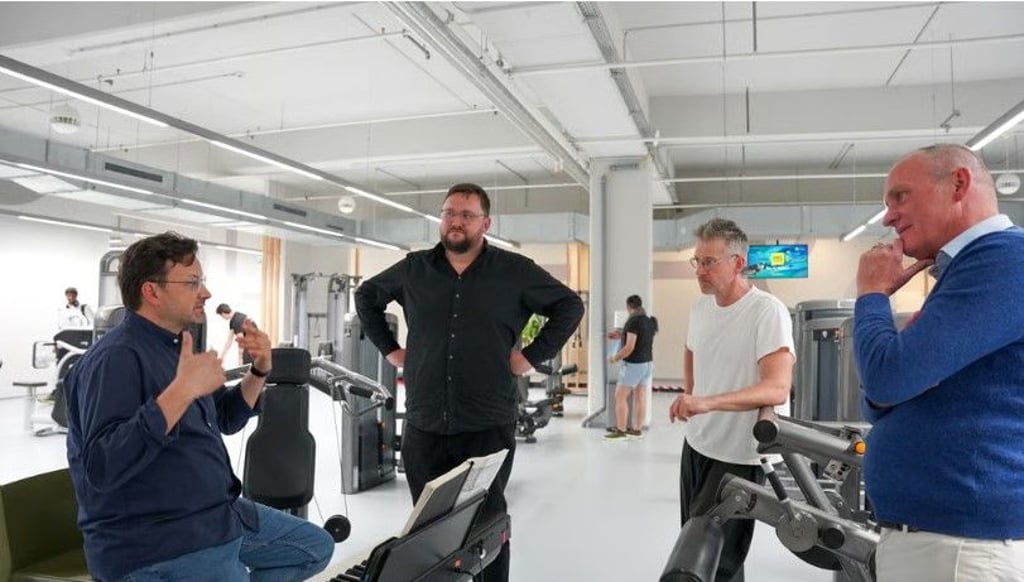 Weltpremiere im Gym: Die Mitglieder der Oper Halle unter Intendant Walter Sutcliffe (2. v. r.) hatten zu einem einzigartigen Nachmittag ins Fitnessstudio eingeladen.