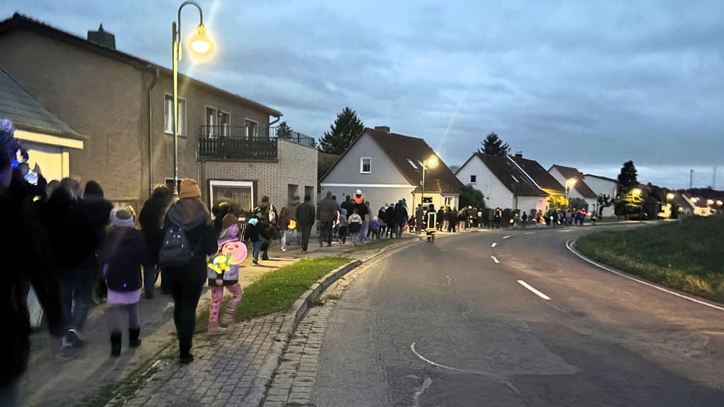 Ferchland an der Elbe verwandelte sich durch den Laternenumzug in ein Lichtermeer.