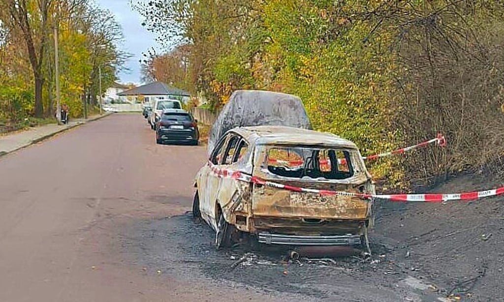 Der Pkw brannte völlig aus.