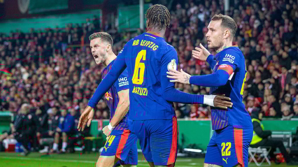 Christoph Baumgartner (l.) und RB-Teamkollege David Raum (r.) lobten die Atmosphäre in Cottbus.