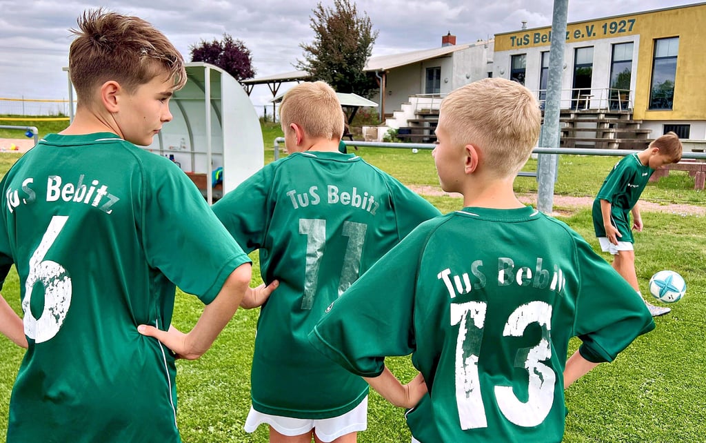 Die Nachwuchskicker von TuS Bebitz hatten wegen ihrer verwaschenen Trikots schon Sorge, dass sie bald nicht mehr zu Spielen antreten dürfen.