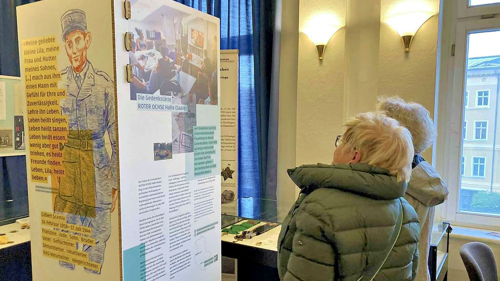 Übermannsgroße Pappstelen im Ascherslebener Museum berichten von jüdischen Schicksalen und NS-Tatorten in Sachsen-Anhalt.