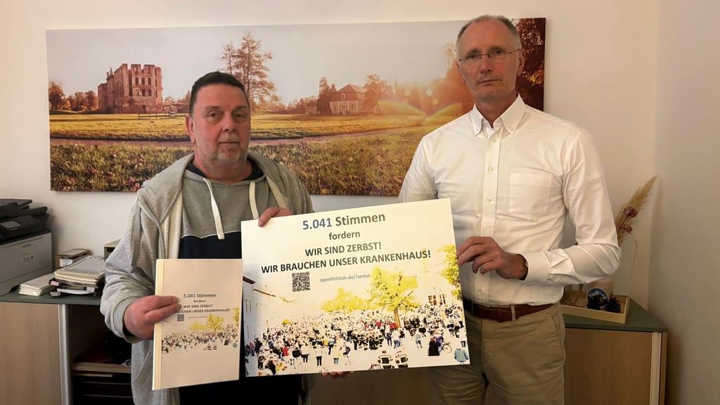 Bürgermeister Andreas Dittmann und Volksstimme Reporter Thomas Kirchner nehmen die Unterschriften der Online-Petition gegen die Schließung der Zerbster Helios Klinik entgegen.