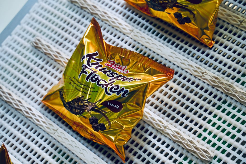 Zetti Knusperflocken auf einem Band in der Produktion.