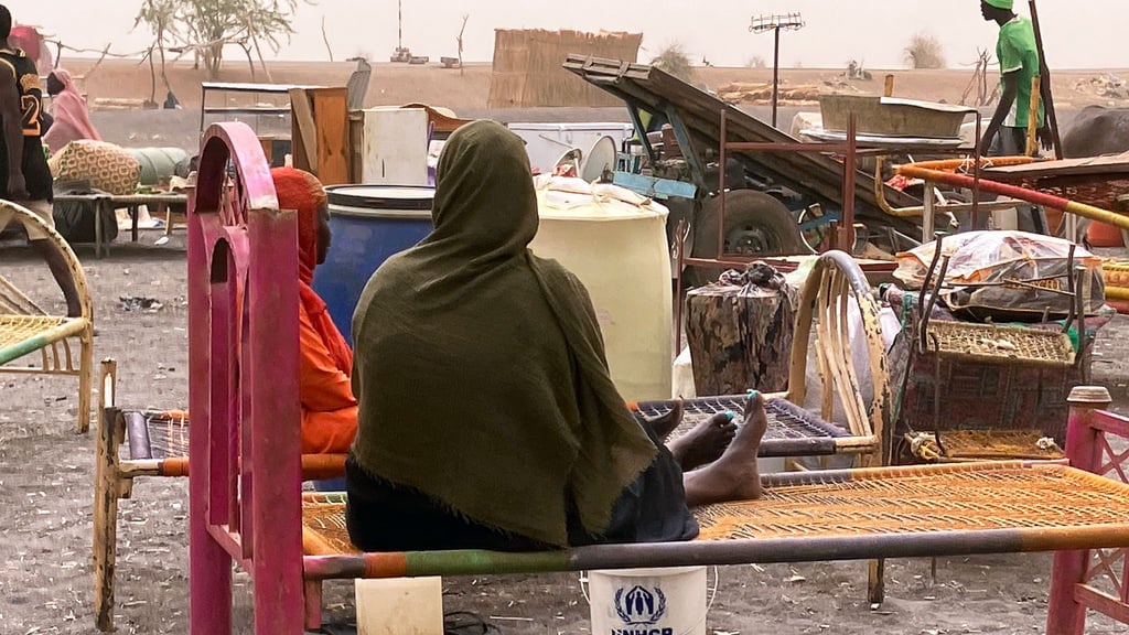 Geflüchtete Frauen aus dem dem Sudan mit ihrer Habe. Der Machtkampf im Sudan, der seit Mitte April 2023 andauert, hat die nach UN-Angaben weltweit größte Flüchtlingskrise mit mehr als zwölf Millionen Geflüchteten ausgelöst.