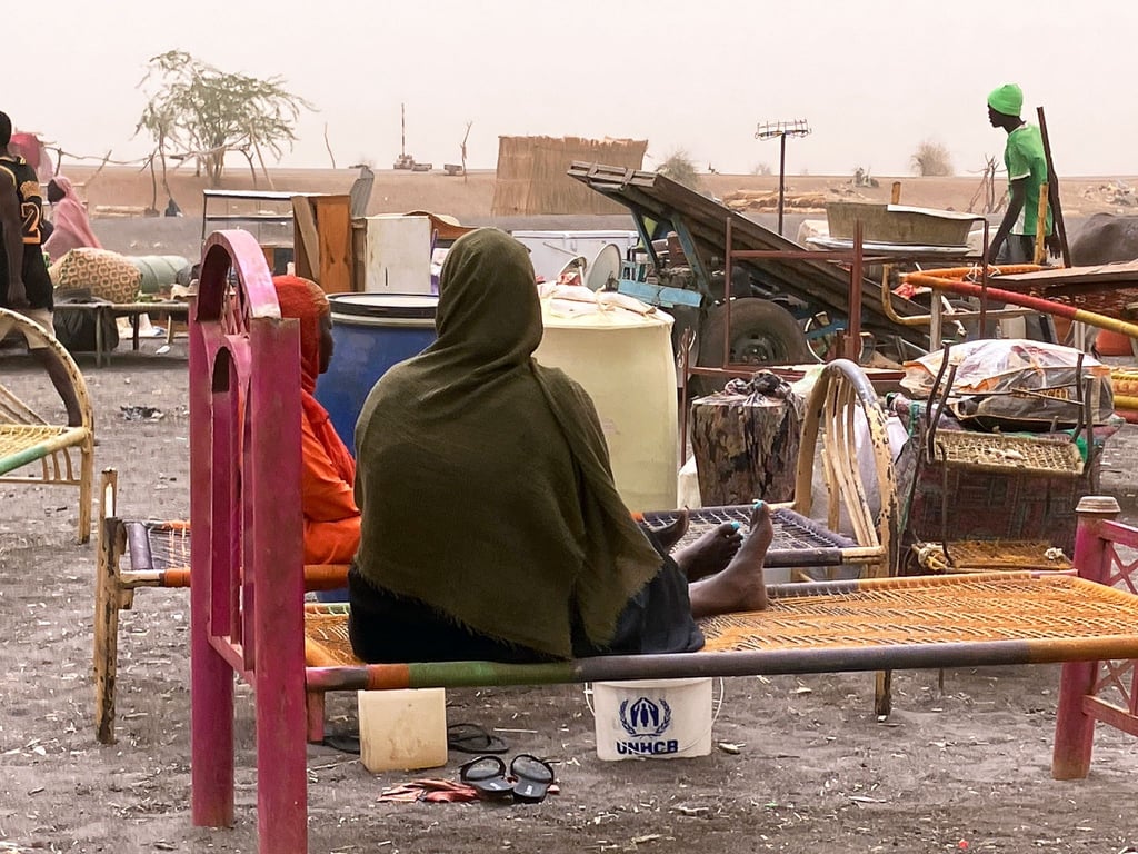 Geflüchtete Frauen aus dem dem Sudan mit ihrer Habe. Der Machtkampf im Sudan, der seit Mitte April 2023 andauert, hat die nach UN-Angaben weltweit größte Flüchtlingskrise mit mehr als zwölf Millionen Geflüchteten ausgelöst.